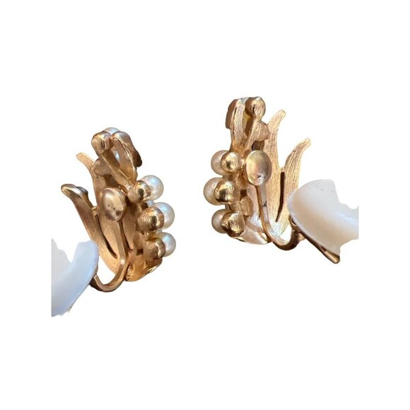 Crown Trifari Vintage Brushed Gold Tone Leaf Motif Clip-on Earrings Faux Pearls - Picture 10 of 11